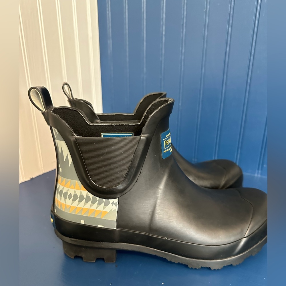 Womens Pendleton rain boot size 6